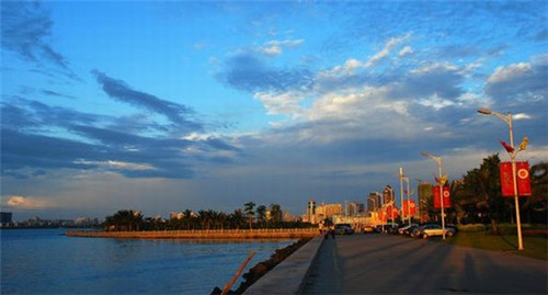 2025网红中式快餐加盟品牌是哪个，苗香掉渣饼加盟费用贵不贵